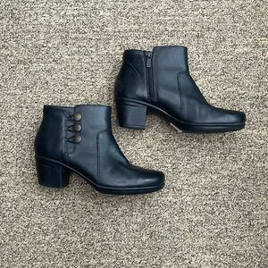 Clarks Size 7 M Ankle Boots Booties Brown Heel  Women’s COMFY NICE minimal wear